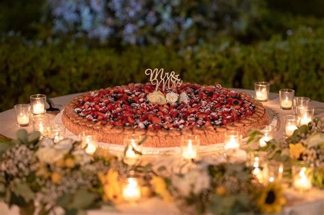 Torta nuziale monopiano decorata con frutta fresca