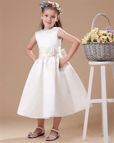 Bambina in abito da damigella con fiori