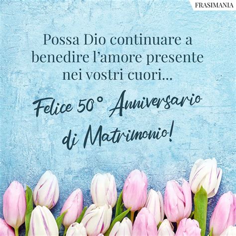 Coppia anziana felice che festeggia le nozze d'oro