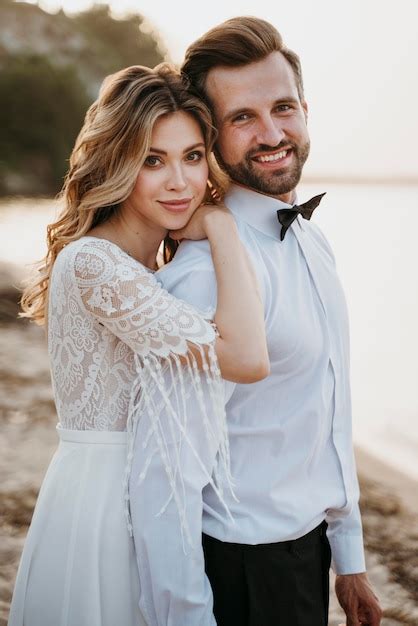 Coppia che si sposa in spiaggia