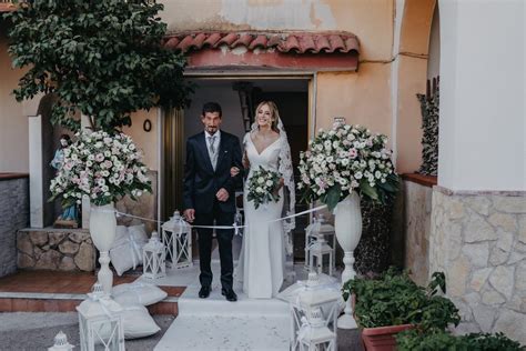 Illustrazione che mostra la posizione della sposa alla destra dello sposo dopo il matrimonio