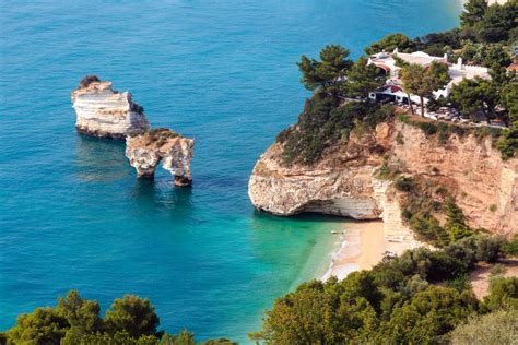 Vista panoramica di Baia delle Zagare con le sue scogliere e il mare cristallino