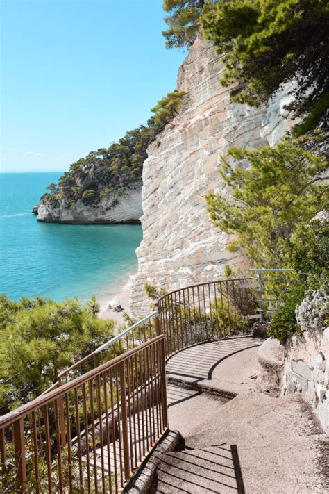 Immagine suggestiva di una cerimonia nuziale sulla spiaggia di Baia delle Zagare