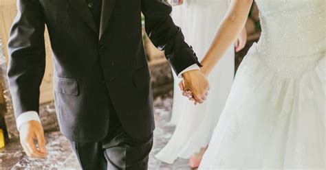 sposo che attende la sposa all'altare
