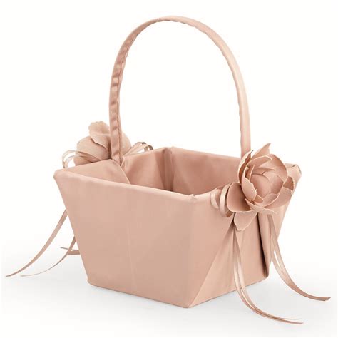 bambini con cuscino delle fedi e cestino di petali