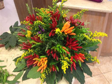Schema di composizione per bouquet da sposa con peperoncini e fiori