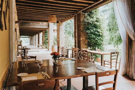 Interni della sala ristorante ristrutturata di Cascina Selva