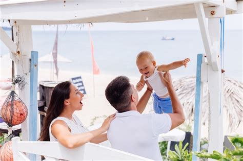 Famiglia in vacanza con neonato