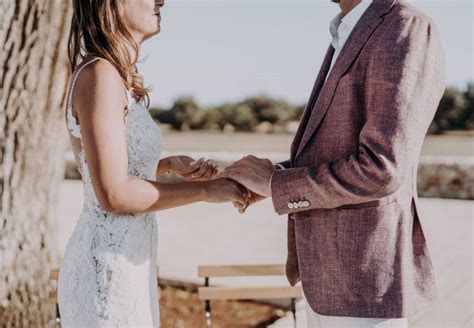 Coppia che scrive promesse di matrimonio