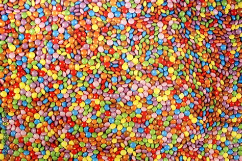 Confetti colorati disposti a formare un cuore