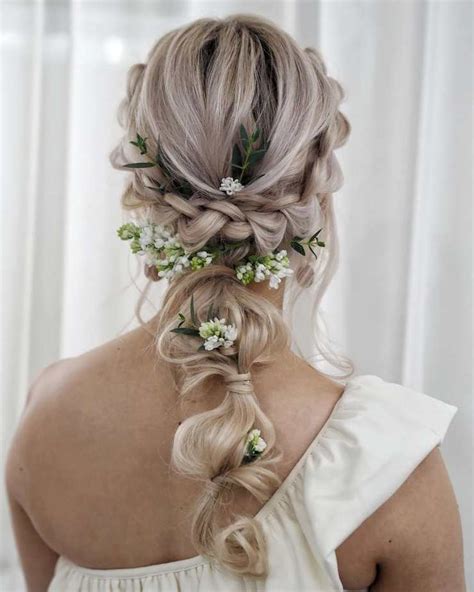 Acconciatura medievale con trecce e fiori