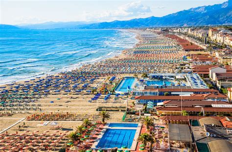 Vista aerea della spiaggia di Forte dei Marmi al tramonto