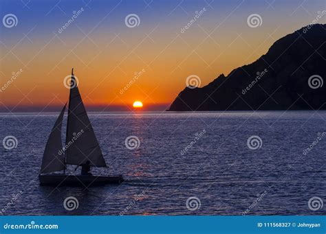 Barca a vela al tramonto nelle Cinque Terre
