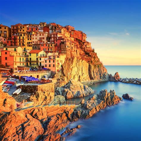 Vista panoramica di Manarola al tramonto