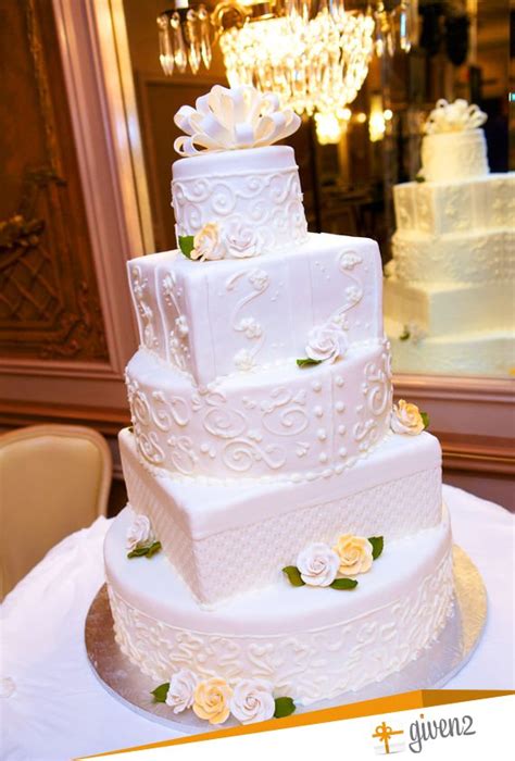 Torta nuziale a più piani bianca