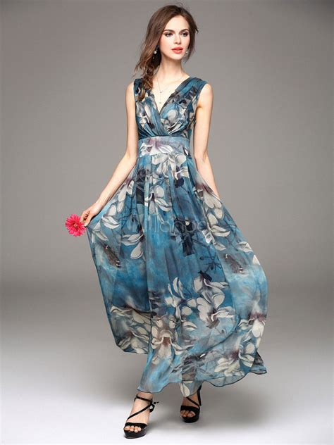 Diversi modelli di abiti lunghi in chiffon