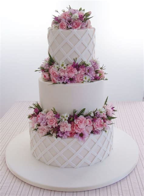 Torta nuziale a piani con decorazioni floreali
