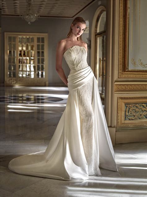 Esempi di abiti da sposa a portafoglio con diverse lunghezze e stili