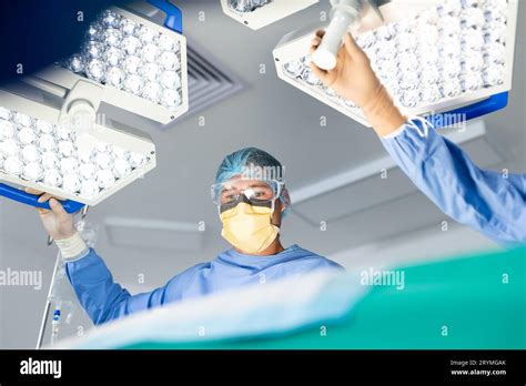 Sala operatoria con chirurgo che osserva il cranio del paziente