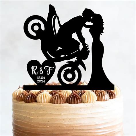Dettaglio di una torta nuziale con decorazioni a tema moto