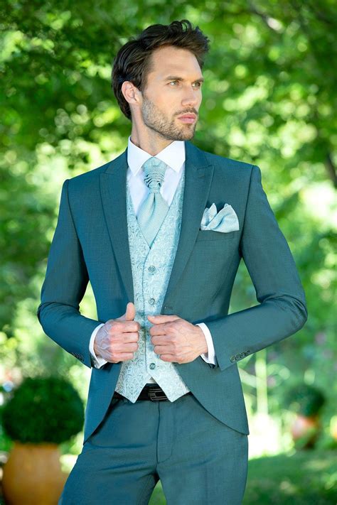 Modello maschile con abito elegante e accessori coordinati