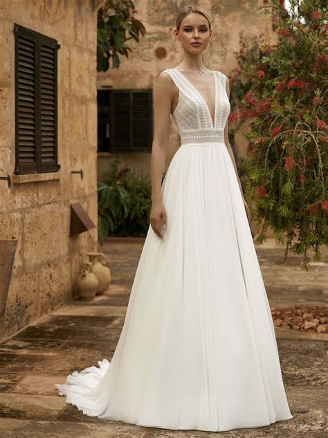 Modella con abito da sposa moderno e minimalista