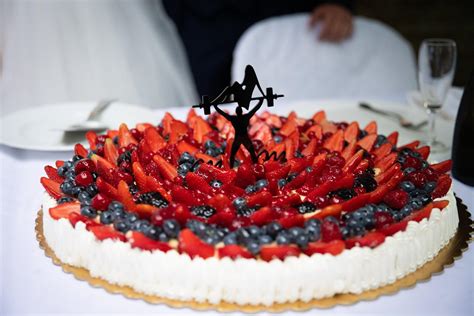 Torta nuziale a un piano con frutta