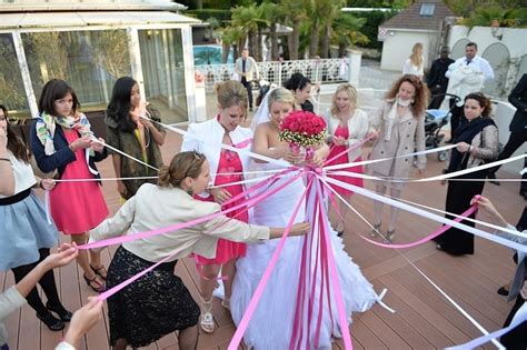 Lancio del bouquet con nastri