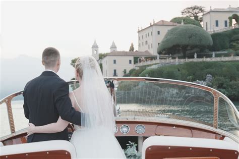 Videografo che filma un matrimonio