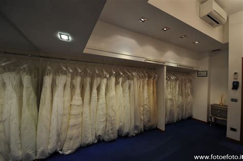 Vetrina di un negozio di abiti da sposa