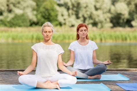 Donne di mezza età che praticano yoga all'aperto