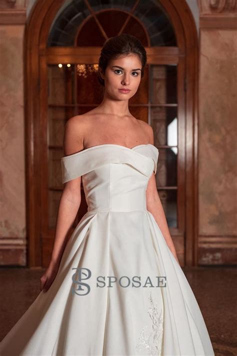 Dettagli di un abito da sposa: scollatura, maniche, gonna