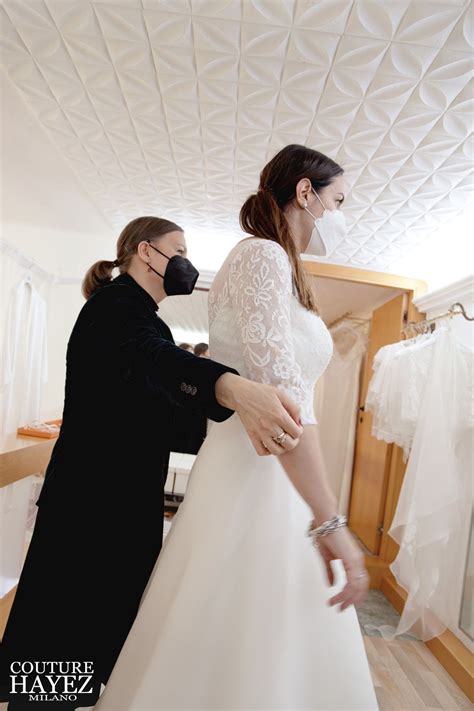 Sposa che prova un abito in atelier