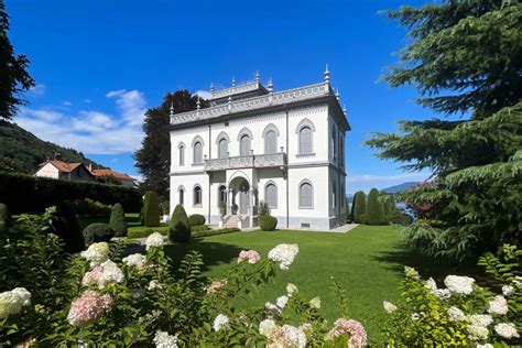Interno di una villa storica sul Lago Maggiore con decorazioni floreali