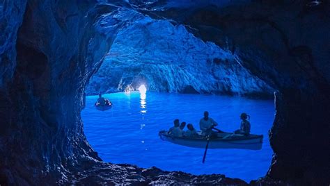 Grotta marina con acqua cristallina