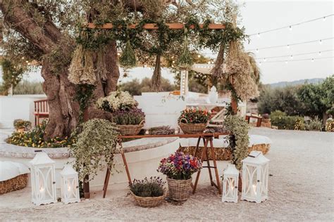 Allestimento cerimonia all'inglese in un prato