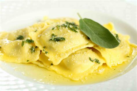 Piatto di ravioli burro e salvia