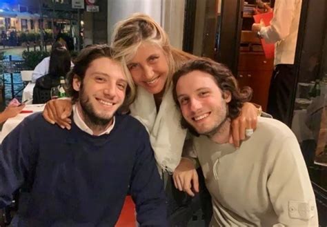 Myrta Merlino con i figli Pietro e Giulio Tucci