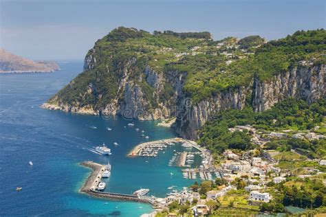 Vista dell'isola di Capri dal mare