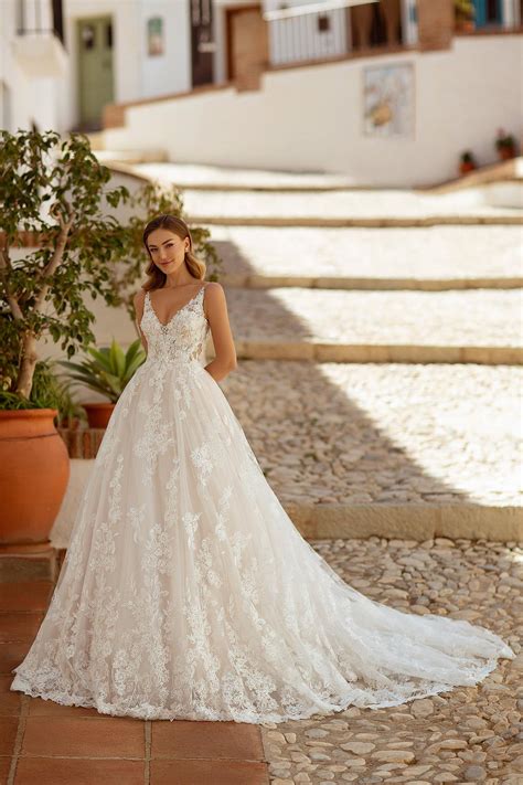 Particolare di un abito da sposa con strascico