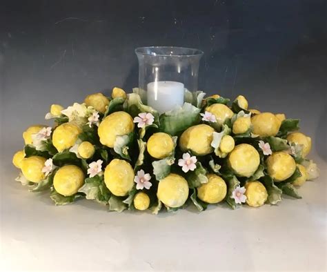 Dettaglio di un centrotavola con limoni e fiori