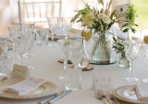 Esempio di mise en place elegante per il tavolo degli sposi