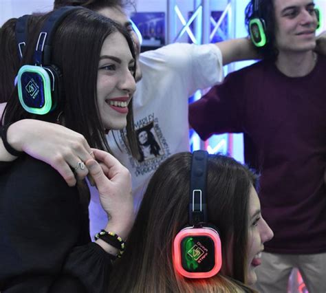Coppia che balla con cuffie Silent Disco