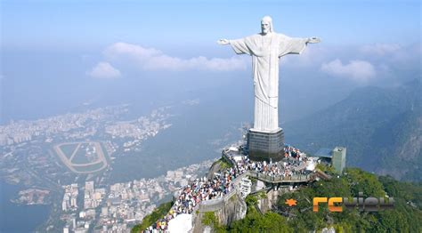 Vista notturna di Rio de Janeiro con il Cristo Redentore illuminato