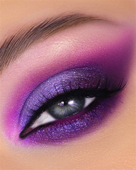 Esempio di trucco occhi con ombretti viola e eyeliner