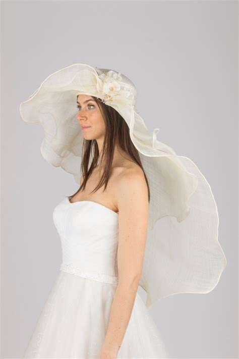 Sposa con un elegante cappello a tesa larga