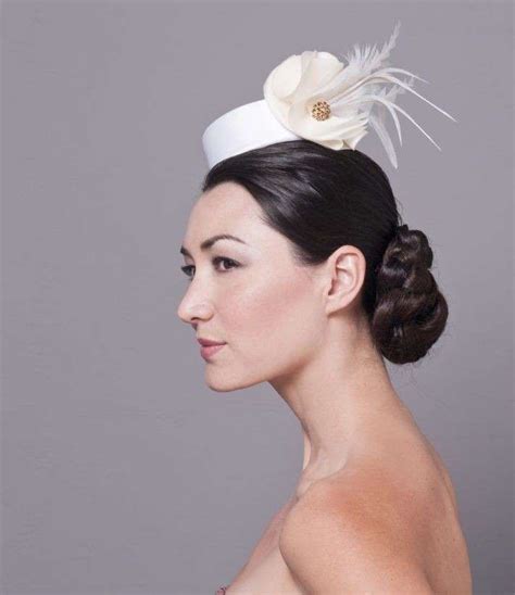 Diverse opzioni di copricapi per la sposa: velette, fascinator, cappellini con piume