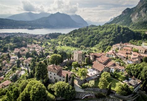 Giardino fiorito con vista sul Lago di Como al Castello di Rossino