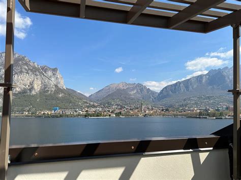 Coppia di sposi felici con vista sul Lago di Como