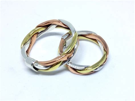 Esempi di fedi nuziali intrecciate in oro bianco e oro rosa